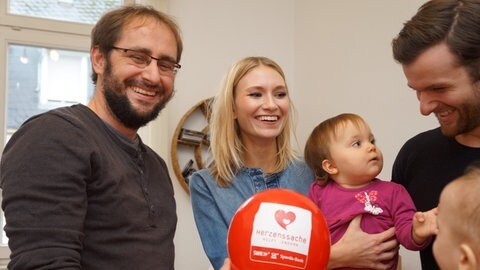 Foto: Herzenssache Caro und Daniel statten Frida und Clara einen Besuch ab. (Foto: Herzenssache)