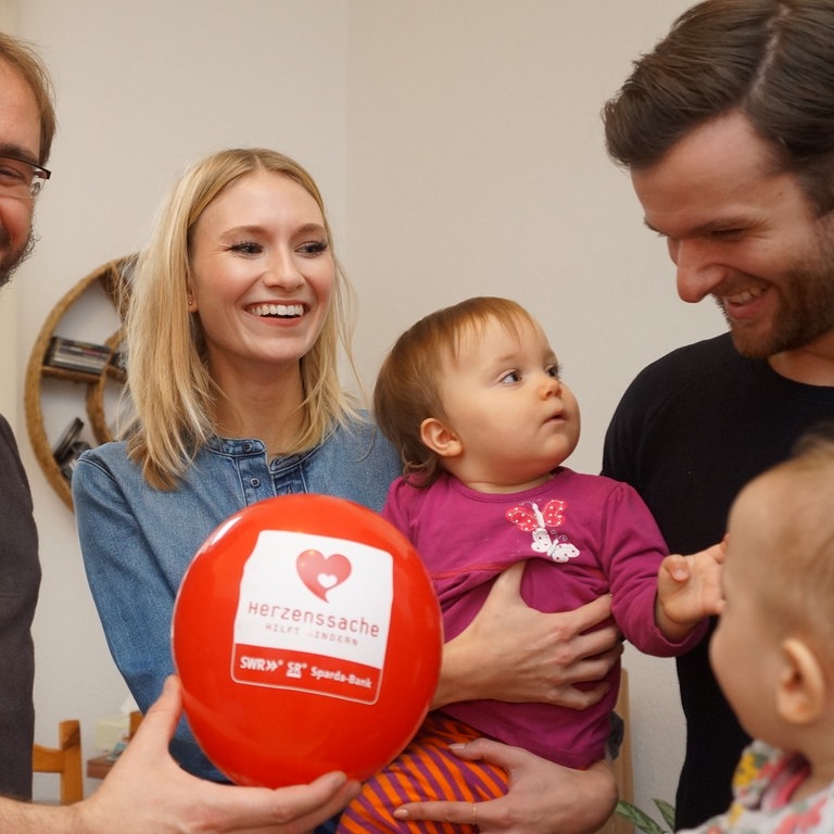Caro und Daniel statten Frida und Clara einen Besuch ab. (Foto: Herzenssache)