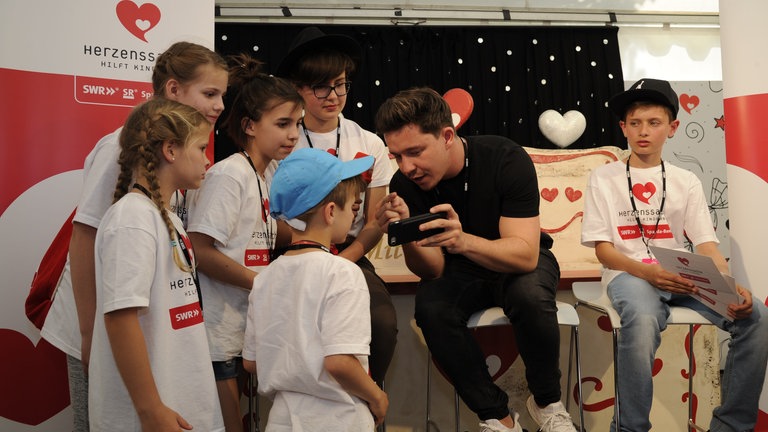 Nico Santos im Interview (Foto: SWR)