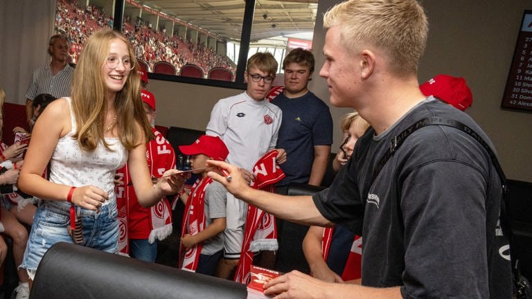 Herzenssache-Kids treffen Nachwuchsnationalspieler Jonathan Burkardt (Foto: Foto-Seydel)