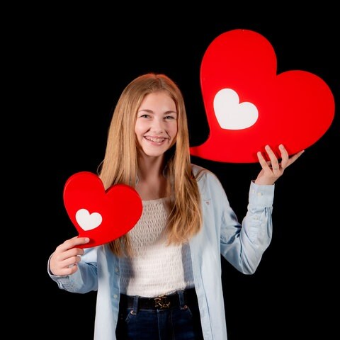 Laila Zielger mit Herz (Foto: Eigentart Filmproduktion)