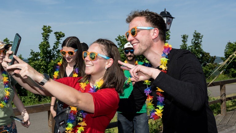 Sänger Joris macht ein Selfie mit Jugendlichen aus einem Herzenssache-Projekt (Foto: Dirk Guldner)