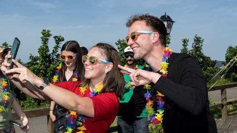 Sänger Joris macht ein Selfie mit Jugendlichen aus einem Herzenssache-Projekt (Foto: Dirk Guldner)