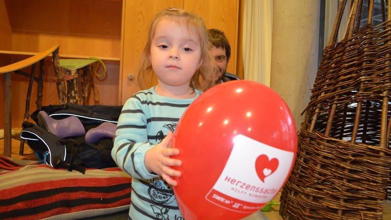 Cassandra Steen besucht Herzenssache-Projekt (Foto: Herzenssache)