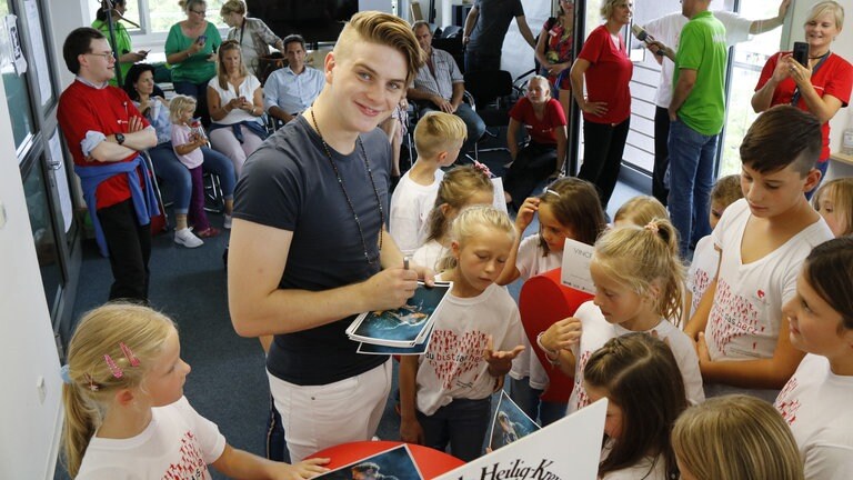 Vincent Gross gibt Autogramme für Herzenssache Kinder (Foto: Herzenssache)