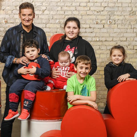 Hartmut Engler mit Herzenssache-Kids (Foto: Carsten Costard)