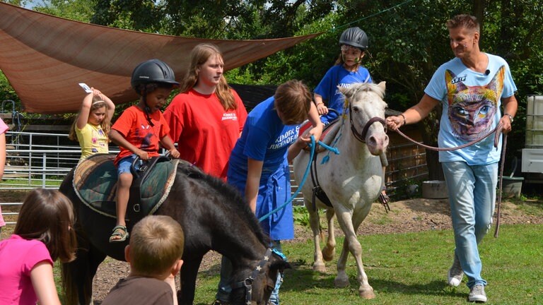 Hartmut Engler besucht Kinder- und Jugendfarm in Ingenheim (Foto: Herzenssache)