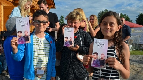 Klar gab's auch Autogramme für die kleinen Fans (Foto: Herzenssache)