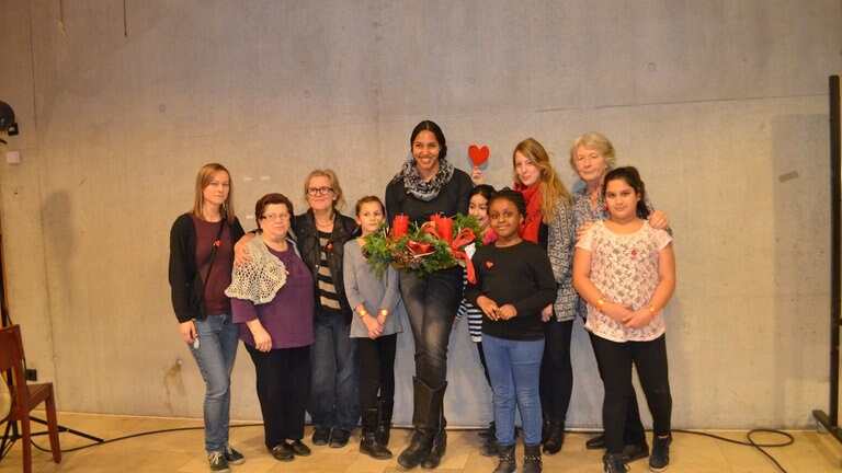 Cassandra Steen besucht Herzenssache-Projekt (Foto: Herzenssache)