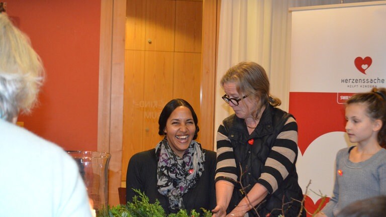 Cassandra Steen besucht Herzenssache-Projekt