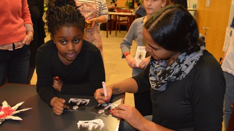 Cassandra Steen besucht Herzenssache-Projekt (Foto: Herzenssache)