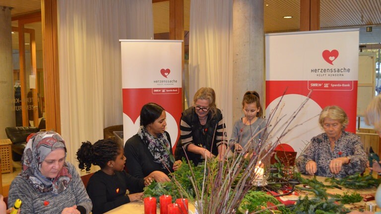 Cassandra Steen besucht Herzenssache-Projekt (Foto: Herzenssache)