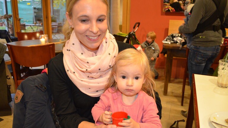 Cassandra Steen besucht Herzenssache-Projekt