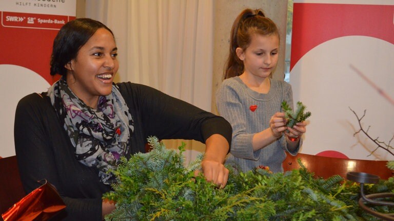 Cassandra Steen besucht Herzenssache-Projekt (Foto: Herzenssache)