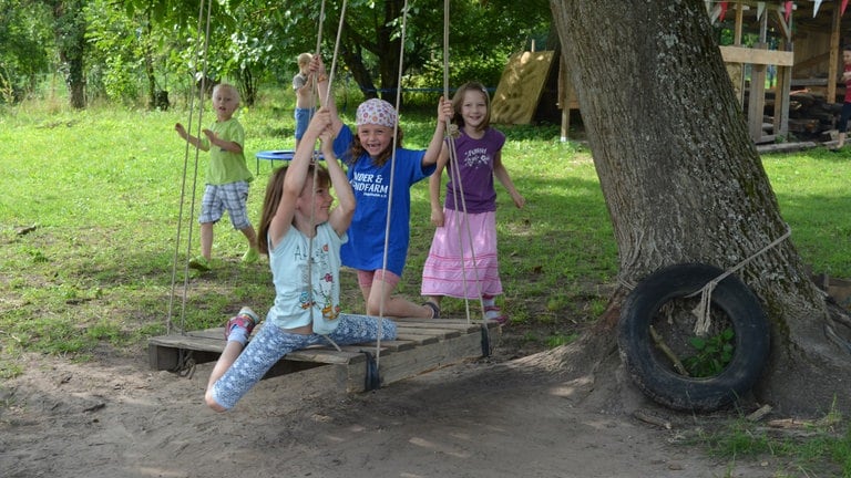 Hartmut Engler besucht Kinder- und Jugendfarm in Ingenheim (Foto: Herzenssache)