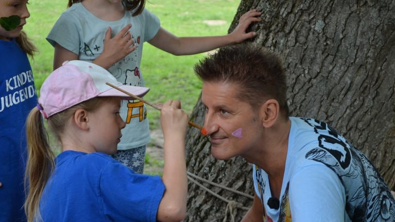 Hartmut Engler besucht Kinder- und Jugendfarm in Ingenheim (Foto: Herzenssache)