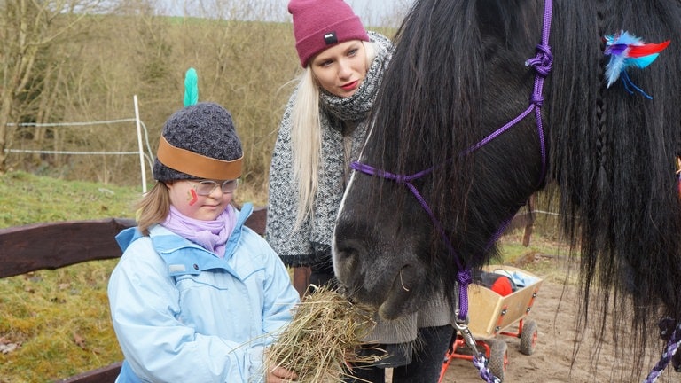 Glasperlenspiel zu Besuch bei Herzenssache-Projekt Pferdeinsel (Foto: SWR)