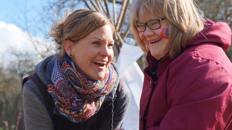 Glasperlenspiel zu Besuch bei Herzenssache-Projekt Pferdeinsel (Foto: SWR)