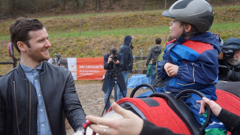 Glasperlenspiel zu Besuch bei Herzenssache-Projekt Pferdeinsel (Foto: SWR)