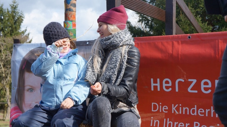 Glasperlenspiel zu Besuch bei Herzenssache-Projekt Pferdeinsel (Foto: SWR)