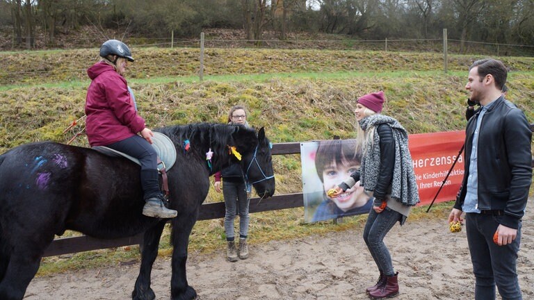 Glasperlenspiel zu Besuch bei Herzenssache-Projekt Pferdeinsel (Foto: SWR)