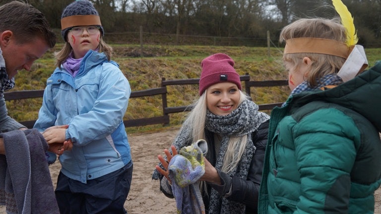 Glasperlenspiel zu Besuch bei Herzenssache-Projekt Pferdeinsel (Foto: SWR)