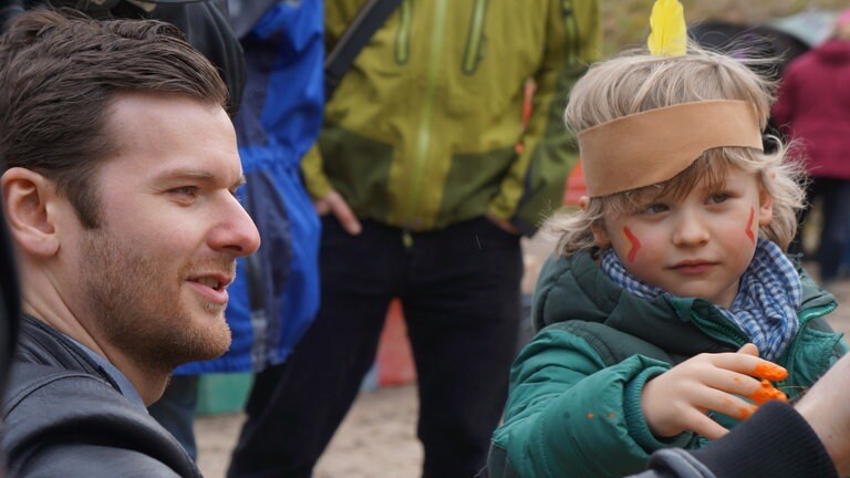 Glasperlenspiel zu Besuch bei Herzenssache-Projekt Pferdeinsel (Foto: SWR)