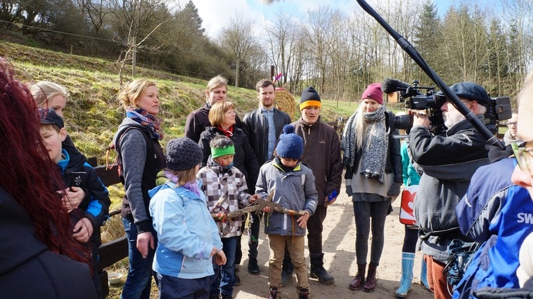 Glasperlenspiel zu Besuch bei Herzenssache-Projekt Pferdeinsel (Foto: SWR)