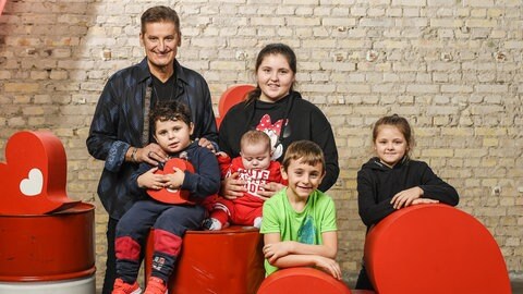 Hartmut Engler mit Herzenssache-Kids (Foto: Carsten Costard) Hartmut Engler mit Herzenssache-Kids