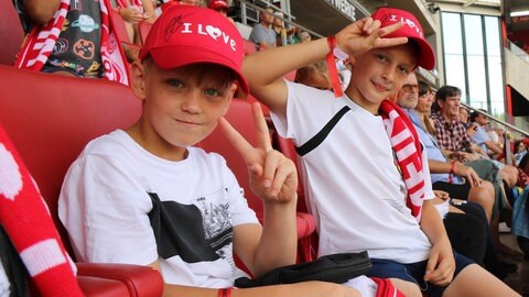 Herzenssache-Kids beim Mainz 05-Spiel (Foto: Herzenssache) Herzenssache-Kids beim Mainz 05-Spiel