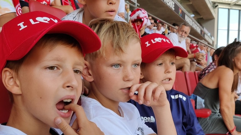 Herzenssache-Kids beim Mainz 05-Spiel (Foto: Herzenssache) Herzenssache-Kids beim Mainz 05-Spiel