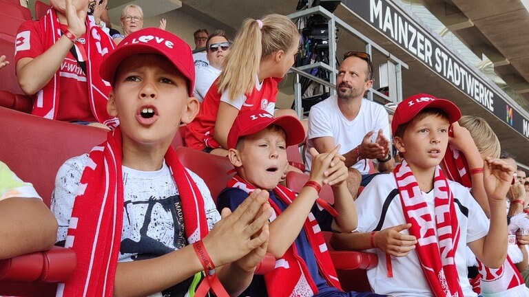 Herzenssache-Kids beim Mainz 05-Spiel (Foto: Herzenssache) Herzenssache-Kids beim Mainz 05-Spiel
