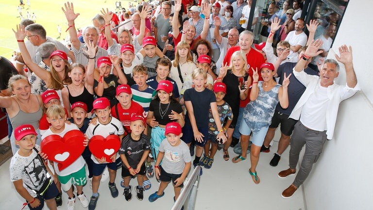 Gruppenfoto im Mainz 05-Stadion (Foto: Fotograf Zimmermann) Gruppenfoto im Mainz 05-Stadion