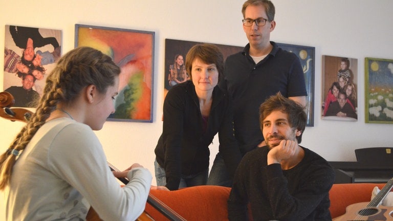 Herzenssache-Botschafter Max Giesinger zu Besuch bei der Familie von Anna und Marie. 