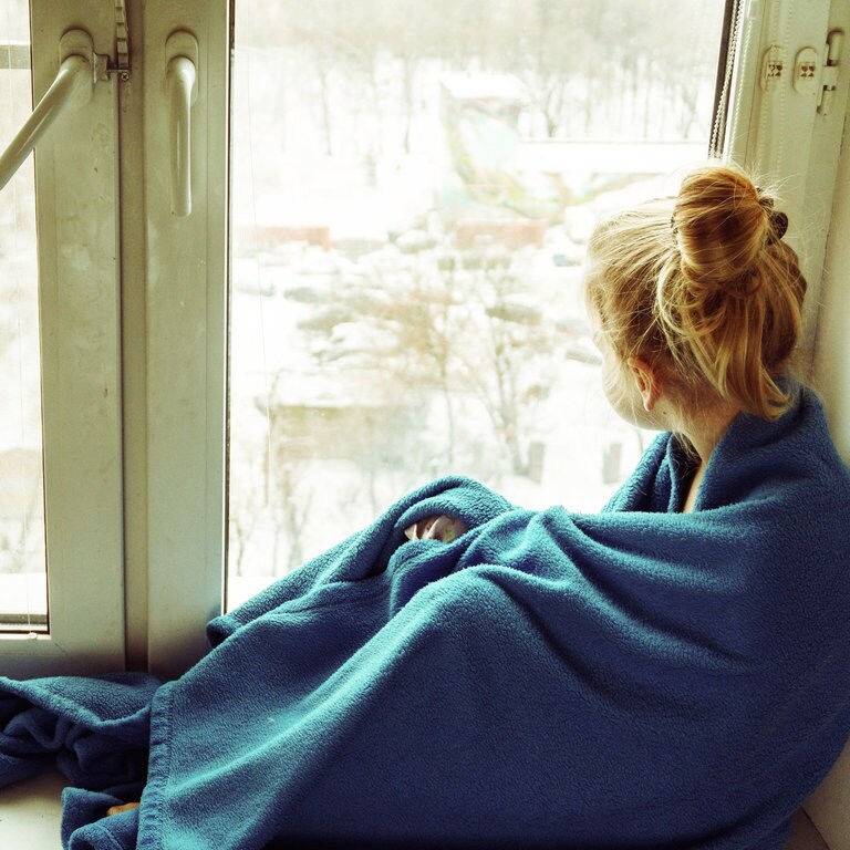 Kinder sitzen auf einer Fensterbank (Foto: Unsplash / Vitolda Klein)