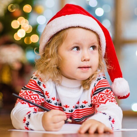 Mädchen mit Weihnachtsmütze (Foto: Adobe Stock / Ermolaev Alexandr)