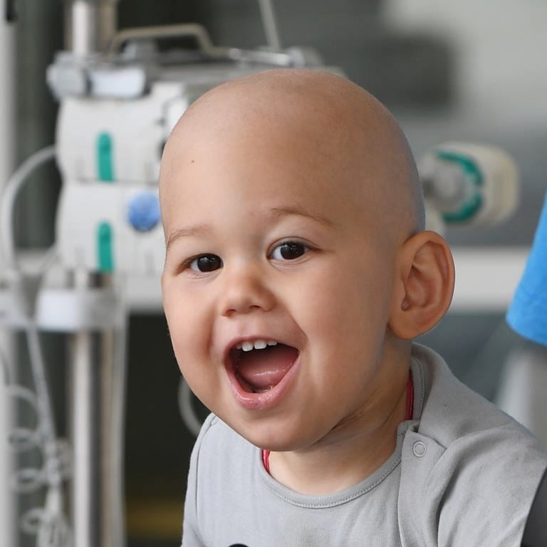 Krebskranker Junge lacht in die Kamera (Foto: Carsten Costard)