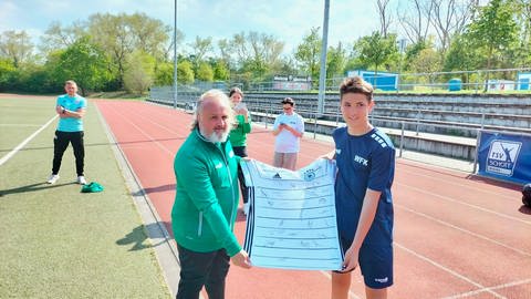 Bohdan Kombinates erhält das signierte DFB Trikot (Foto: Wir Für Kinder)