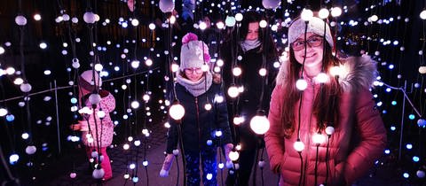 Kinder umgeben von Lichterketten (Foto: Herzenssache)