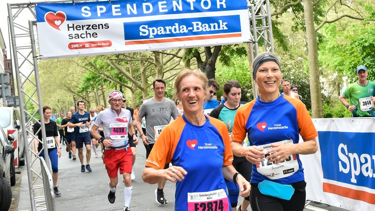 Läuferinnen laufen durch das Spendentor (Foto: Peter Pulkowski) Läuferinnen laufen durch das Spendentor