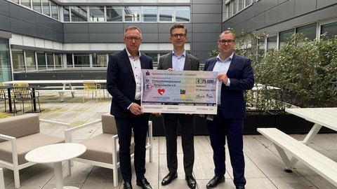 Spendenübergabe (Foto: Herzenssache e.V.) Spendenübergabe
