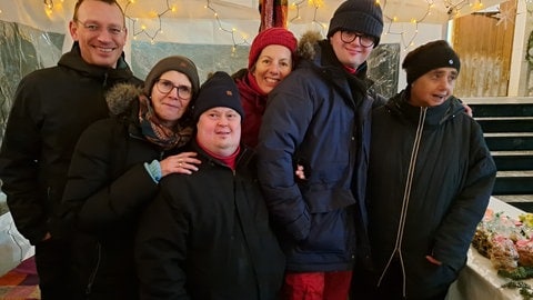 Gruppenfoto im Stand (Foto: Herzenssache e.V.)