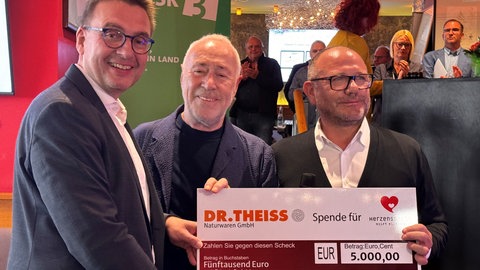 Intendant des Saarländischen Rundfunks Martin Grasmück, Unternehmensgründer Prof. Dr. Peter Theis, Giuseppe Nardi geschäftsführender Gesellschafter Dr. Theis Naturwaren (Foto: SR) Intendant des Saarländischen Rundfunks Martin Grasmück, Unternehmensgründer Prof. Dr. Peter Theis, Giuseppe Nardi geschäftsführender Gesellschafter Dr. Theis Naturwaren