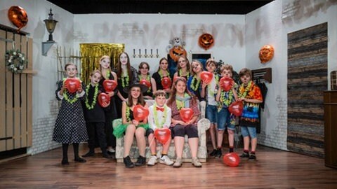 Jugendliche der Theatergruppe frogs on stage mit Herzluftballons (Foto: Herzenssache) Jugendliche der Theatergruppe frogs on stage mit Herzluftballons