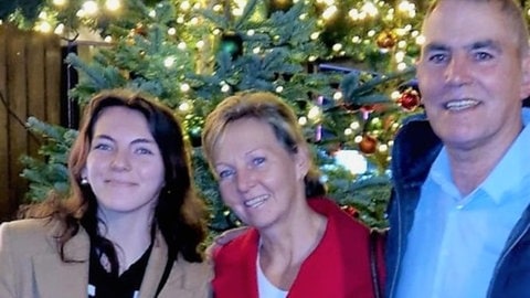 Familie Thommet beim Adventskranz-Verkauf zugunsten von Herzenssache e.V. (Foto: Herzenssache) Familie Thommet beim Adventskranz-Verkauf zugunsten von Herzenssache e.V.