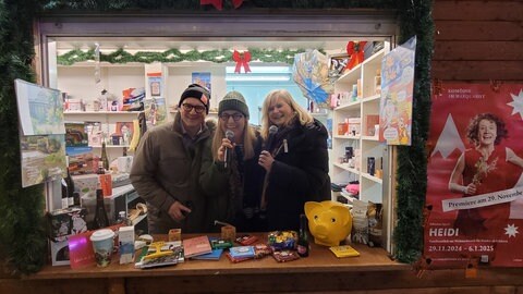 Stand von Weihnachtsmann & Co. auf dem Weihnachtsmarkt in Stuttgart (Foto: Herzenssache) Stand von Weihnachtsmann & Co. auf dem Weihnachtsmarkt in Stuttgart