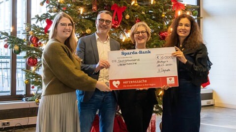 Scheckübergabe im SWR Funkhaus Stuttgart zugunsten von Herzenssache (Foto: Herzenssache) Scheckübergabe im SWR Funkhaus Stuttgart zugunsten von Herzenssache