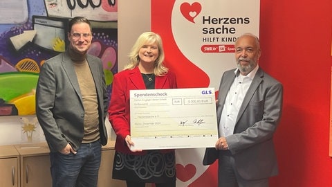 Scheckübergabe im Herzenssache-Büro (Foto: Herzenssache e.V.) Scheckübergabe im Herzenssache-Büro