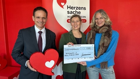Scheckübergabe mit dem Landeskriminalamt (Foto: Herzenssache e.V.) Scheckübergabe mit dem Landeskriminalamt