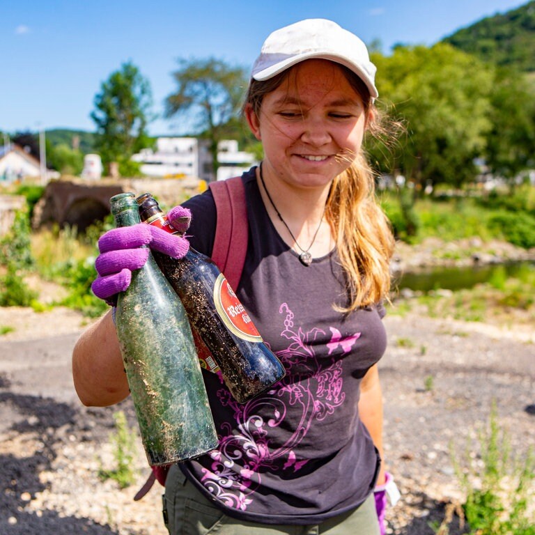 Jugendliche mit sandigen Flaschen - Clean Up-Event 3.7.22 (Foto: Clean River Project / Stephan Horch)